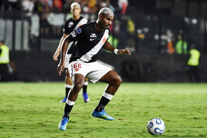 Cuiabano recebe a bola em jogo do Vasco na Copa Sul-Americana