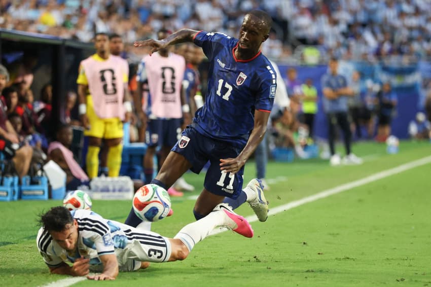 Jogadores de Cabo Verde e Argentina em dividida na Copa do Mundo