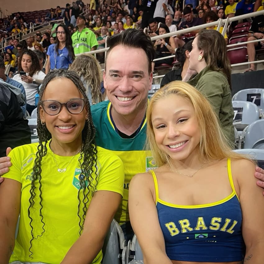 DJ Stari com as ginastas Rebeca Andrade e Flávia Saraiva