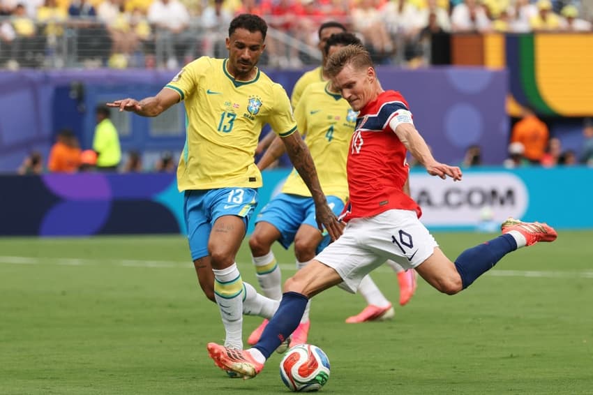 Danilo Luiz, do Brasil, tenta interceptar chute de Odegaard, da Noruega, em jogo da Copa do Mundo