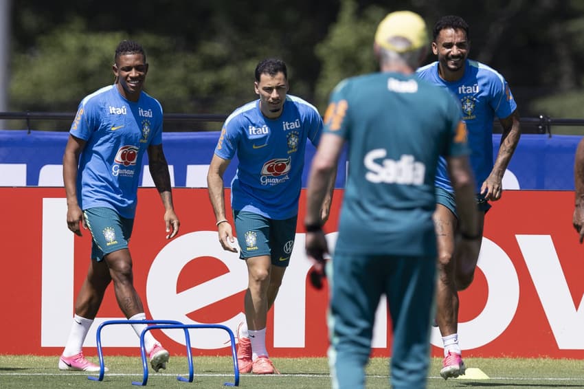 Danilo Santos, Martinelli e Danilo participam do treino físico sob o olhar do técnico Carlo Ancelotti