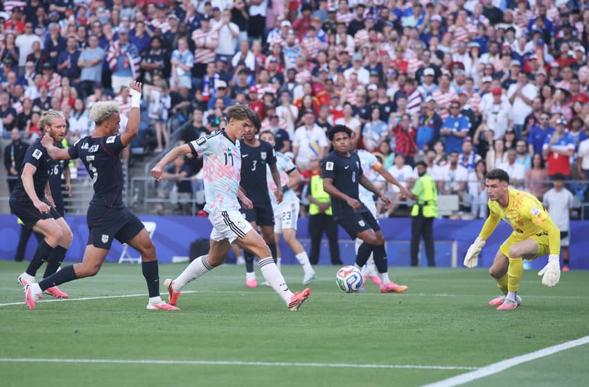 De Ketelaere finaliza dentro da pequena área para marcar o primeiro gol da Bélgica sobre os Estados Unidos