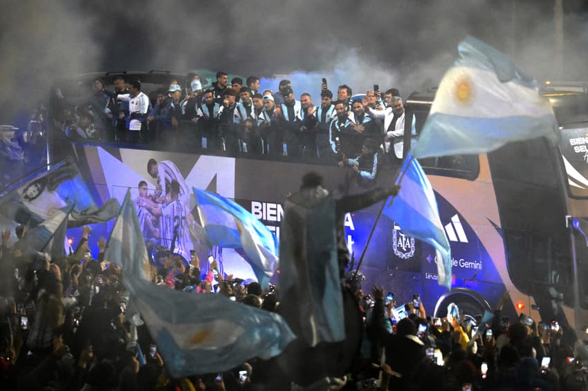 Delegação da seleção argentina é recebida com festa pela torcida em Buenos Aires