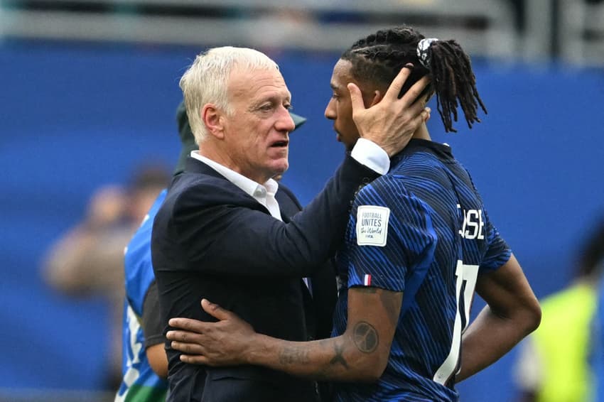 Deschamps fala com Olise após França x Inglaterra