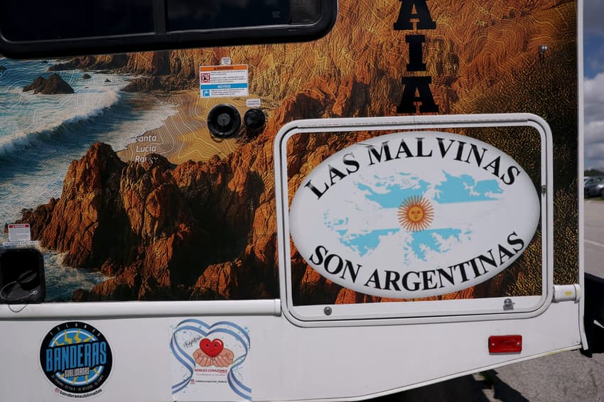 Detalhe em ônibus de torcedores da Argentina reivindica as Ilhas Malvinas