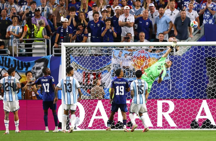 Dibu Martínez pula para fazer defesa em cobrança de falta de Sidny Cabral em Argentina x Cabo Verde, na Copa do Mundo