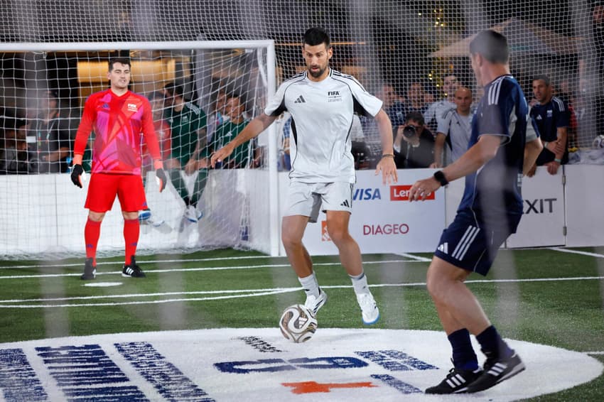 Djokovic jogando torneio de lendas da Copa do Mundo (Foto: Kena BETANCUR / AFP)