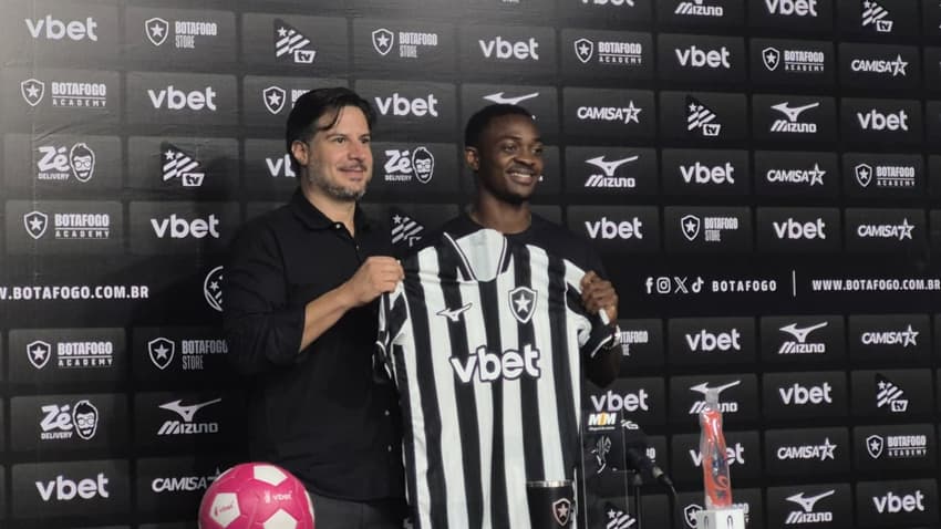Domingos Andrade foi apresentado no Botafogo pelo diretor Léo Coelho