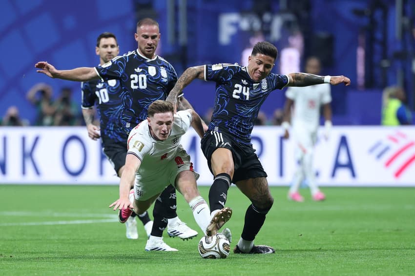 Enzo Fernandez e Eliot Anderson em dividida durante Inglaterra x Argentina
