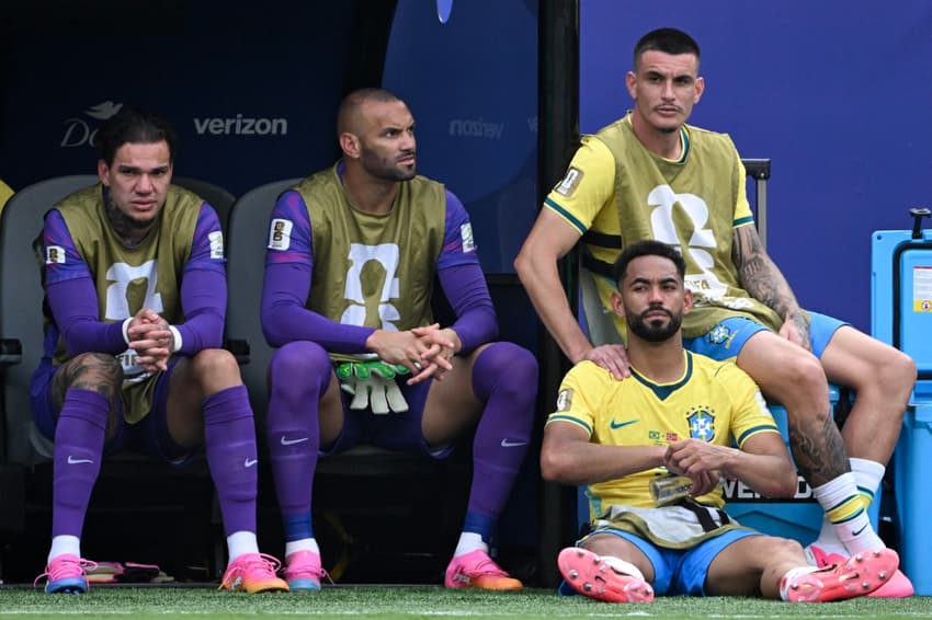 Ederson, Weverton, Matheus Cunha e Ibañez sentados no banco de reserva durante eliminação do Brasil para a Noruega nas oitavas de final da Copa do Mundo 2026