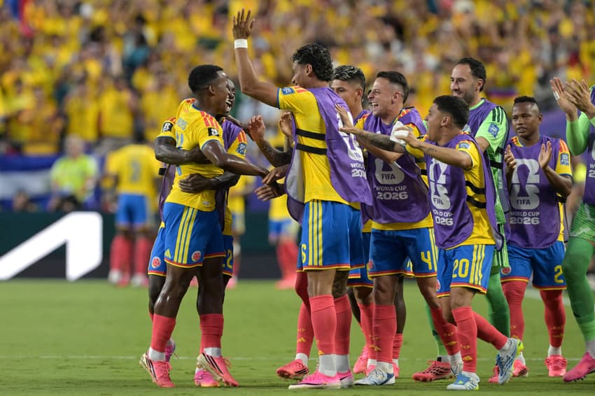 Elenco da Colômbia comemora gol de Arias na Copa