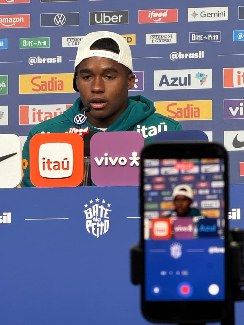 Endrick durante a coletiva de imprensa da Seleção Brasileira de boné e casaco do Brasil