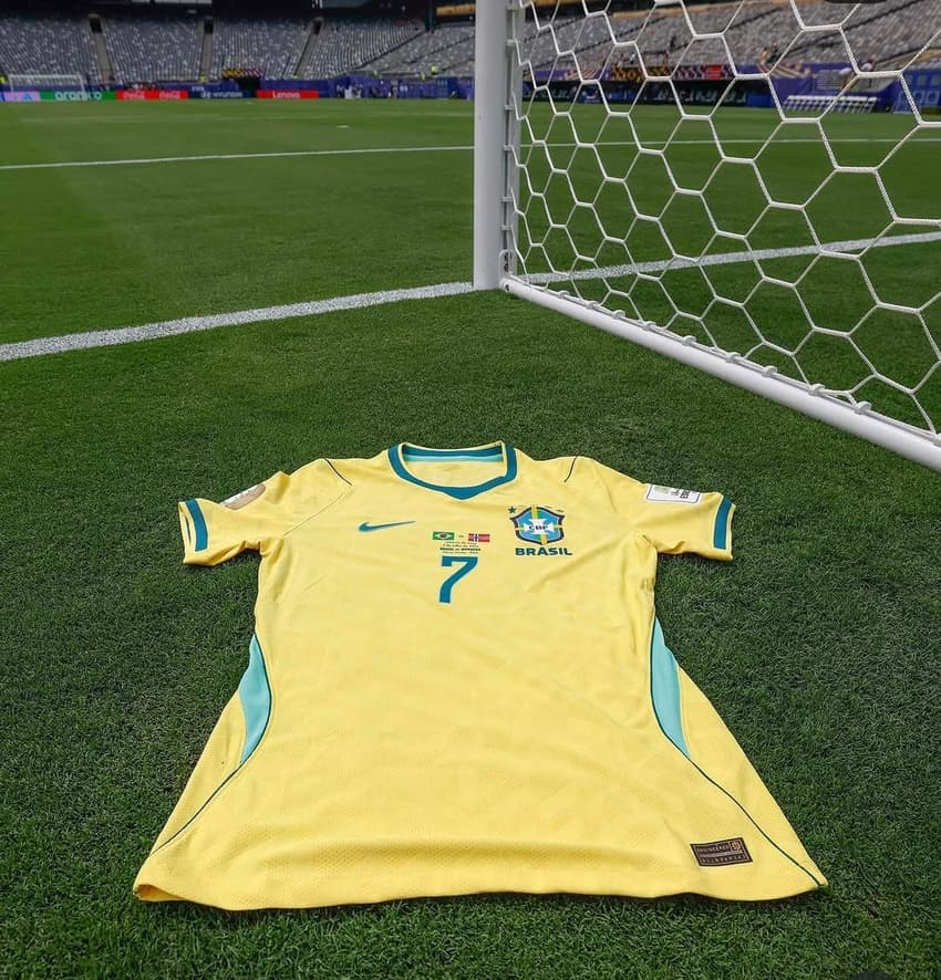 Camisa de Vini Jr exibida no gramado do MetLife Stadium