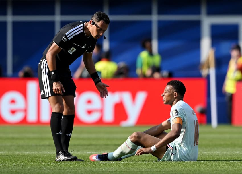 Facundo Tello, árbitro do duelo entre França e Marrocos pelas quartas de final da Copa do Mundo, conversa com Mbappé, caído no chão