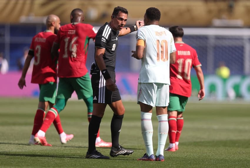 Facundo Tello apitando a partida entre França e Marrocos nas quartas de final da Copa do Mundo 