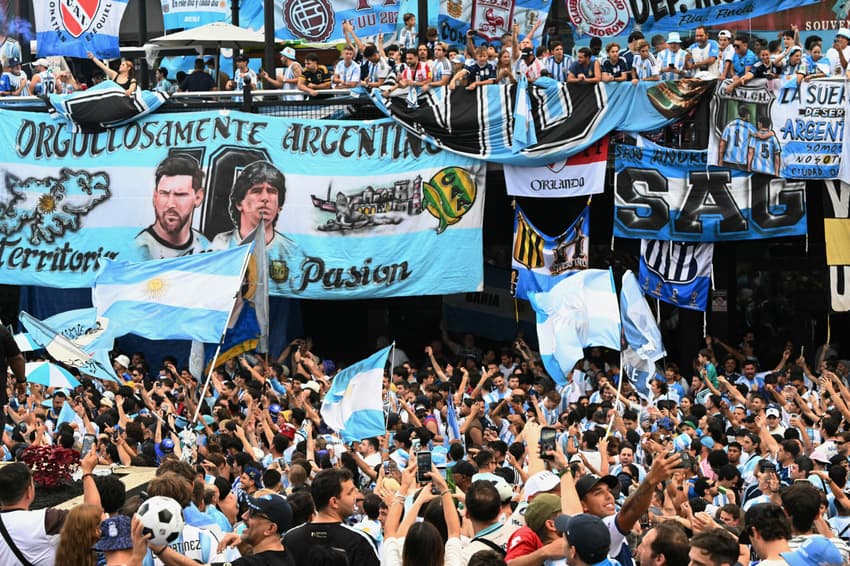 Faixa com imagem das Ilhas Malvinas é exibida em banderazo de torcedores da Argentina