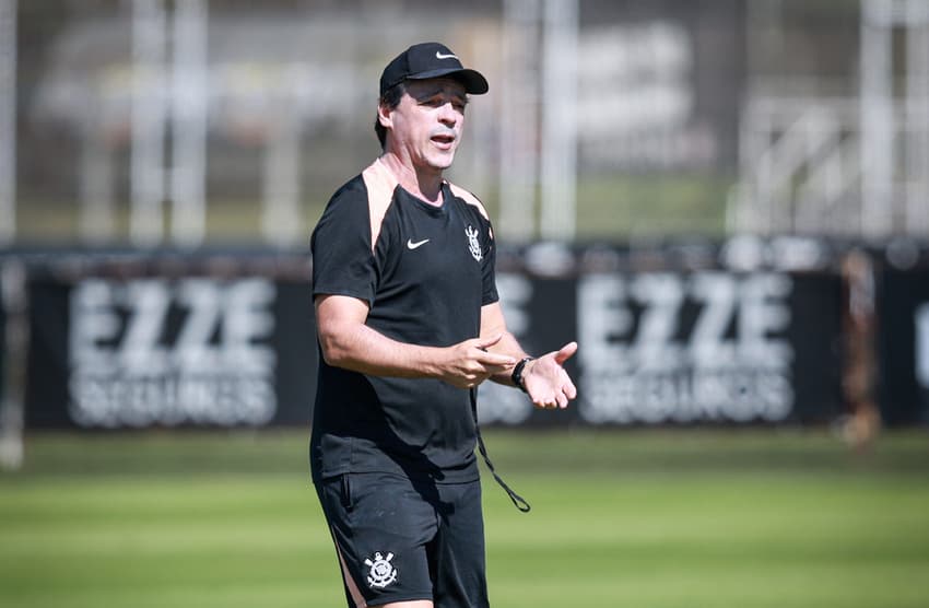 Fernando Diniz faz sinal com as mãos durante treino do Corinthians