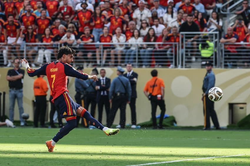 Ferran Torres chuta para fazer o gol do título da Espanha na Copa do Mundo 2026