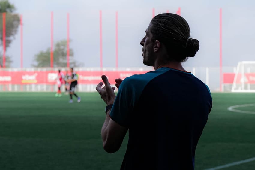 Filipe Luís aplaude jogadores durante treino do Monaco na pré-temporada