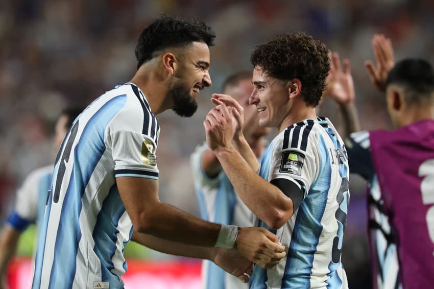 Flaco López, atacante do Palmeiras, comemora gol da Argentina com Julián Álvarez sobre a Suíça na Copa do Mundo