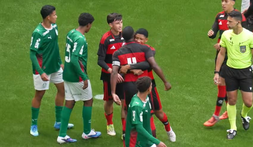 Comemoração dos jogadores do Flamengo no gol contra o Palmeiras pelo Brasileirão Sub-17