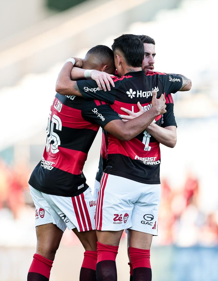 Jogadores do Flamengo se abraçam contra o River Plate