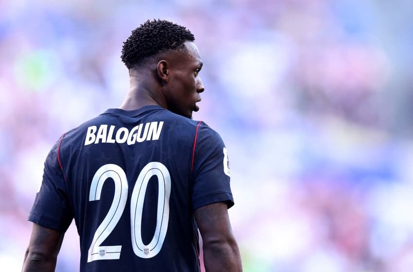 Balogun de costas usando uniforme azul escuro dos EUA em partida contra a Bélgica na Copa do Mundo