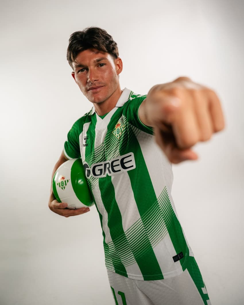 Fran García foi apresentado como o novo reforço do Real Betis