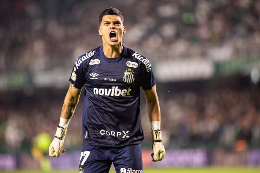 Gabriel Brazão celebra durante partida entre Santos e Coritiba