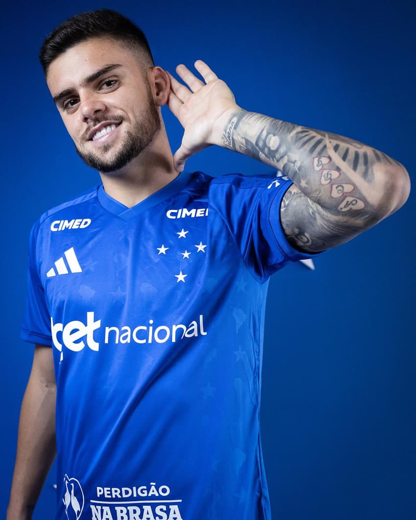 Gabriel Pec com o uniforme do Cruzeiro (Foto: Gustavo Aleixo/Cruzeiro)