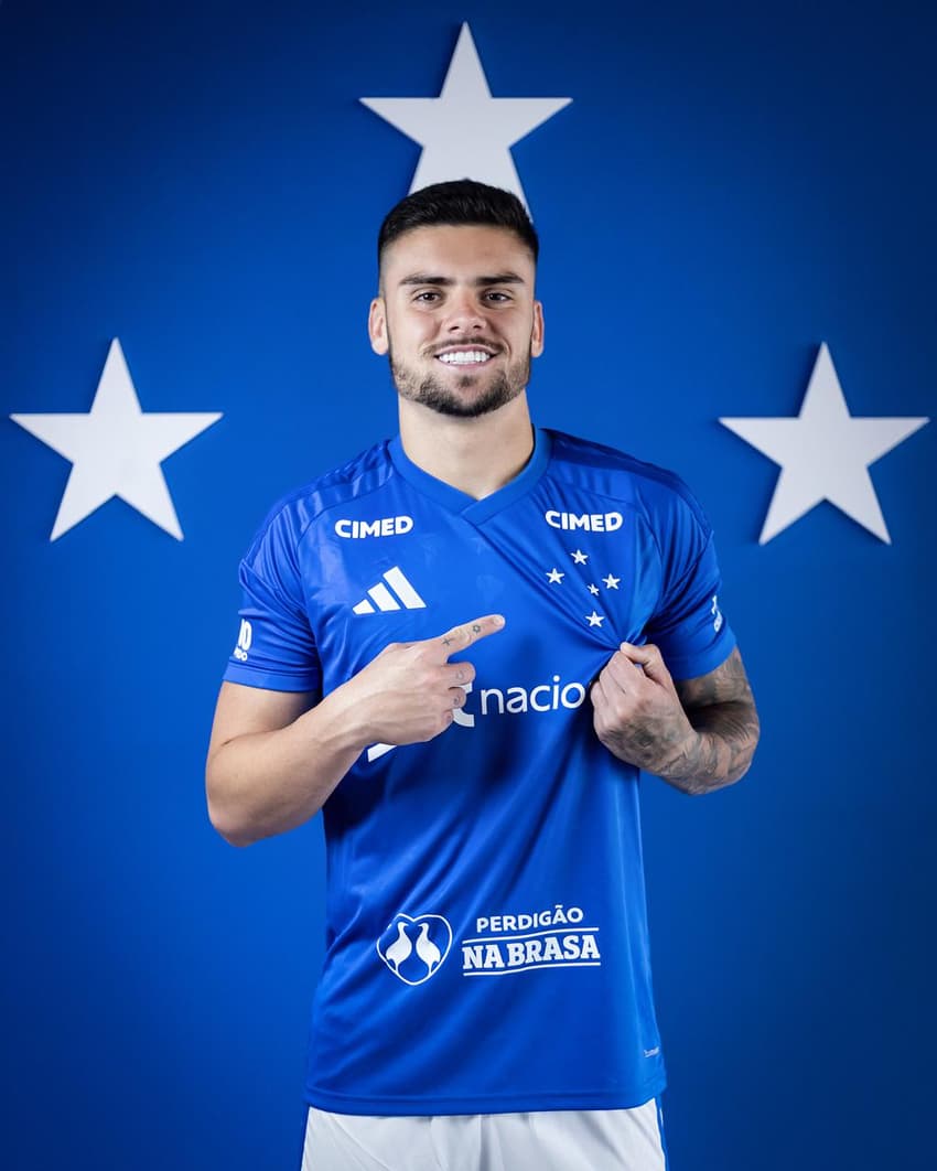 Gabriel Pec com o uniforme do Cruzeiro