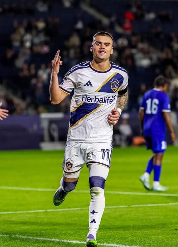 Gabriel Pec comemora hat-trick pelo Los Angeles Galaxy (Foto: Reprodução Instagram)