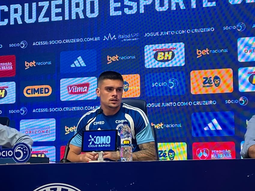 Gabriel Pec é apresentado pelo Cruzeiro na Toca da Raposa