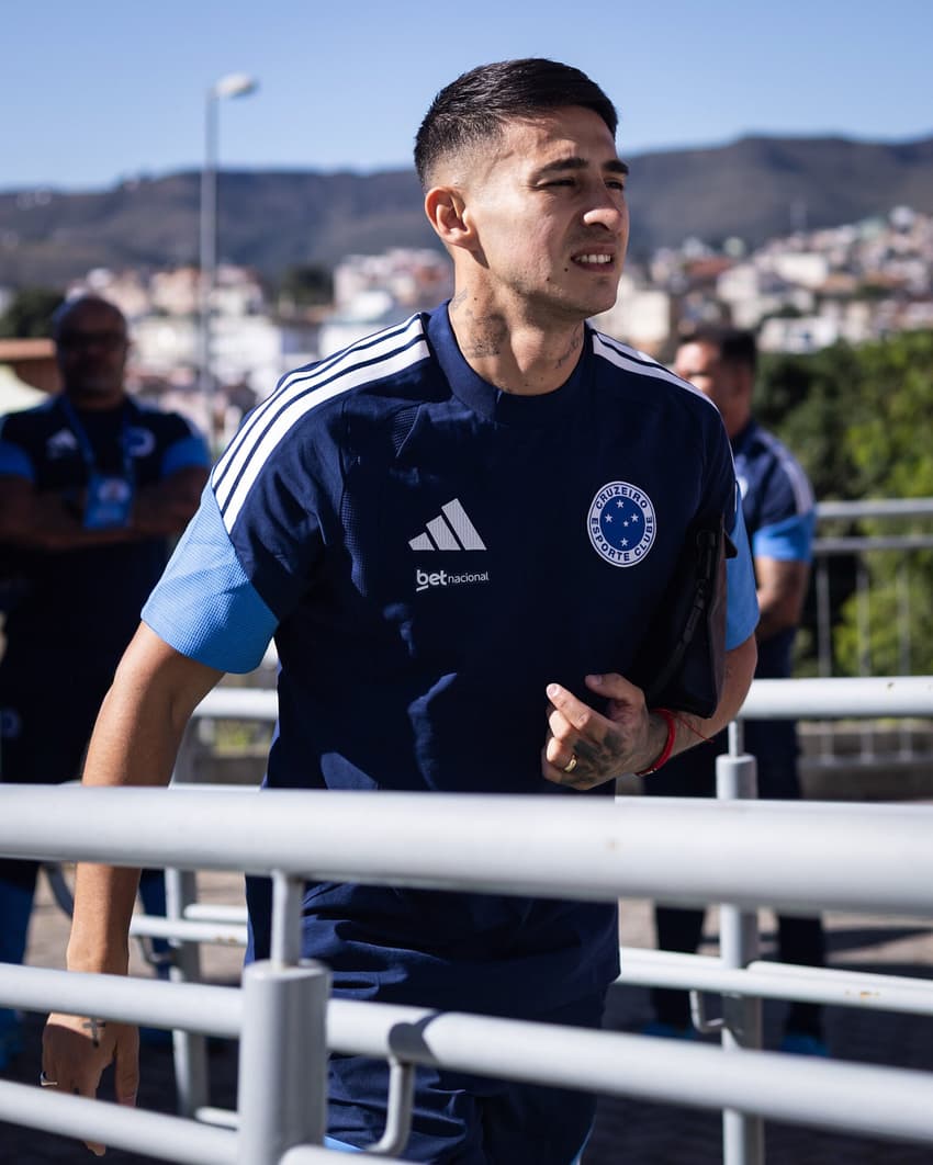 Gabriel Rojas chegando ao Independência ( Foto: Gustavo Aleixo/Cruzeiro)