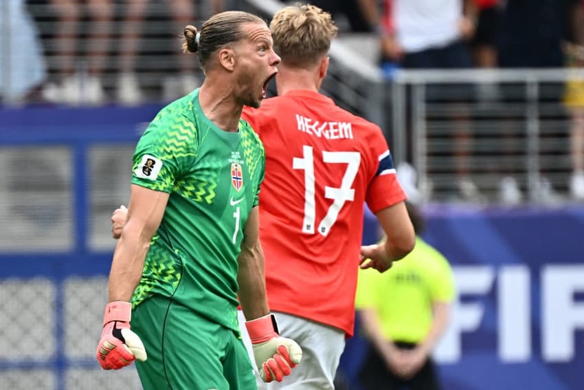 Goleiro Nyland comemora a defesa do pênalti cobrado por Bruno Guimarães