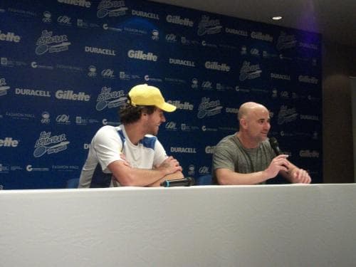Guga Kuerten e Andre Agassi em coletiva no Maracanãzinho em 2010