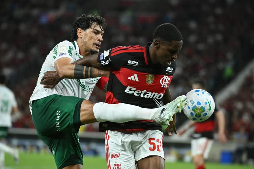 Gustavo Gómez em ação em Palmeiras x Flamengo pelo Brasileirão