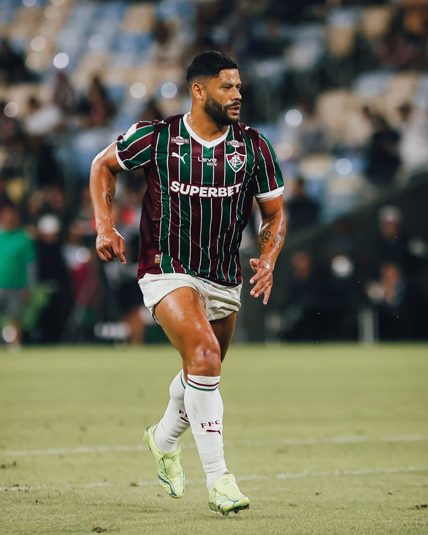 Hulk atuando com a camia do Fluminense no Maracanã
