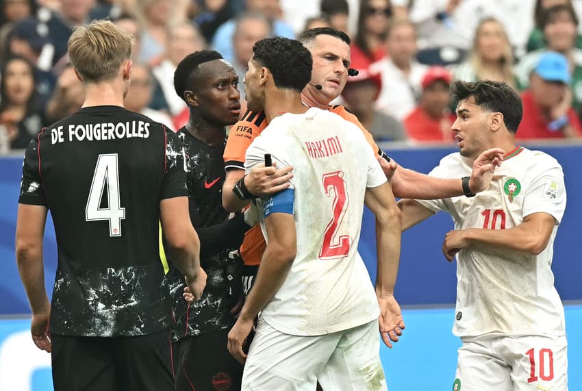 Hakimi em discussão durante oitavas de final da Copa do Mundo, entre Marrocos e Canadá (Foto: Paul ELLIS / AFP)