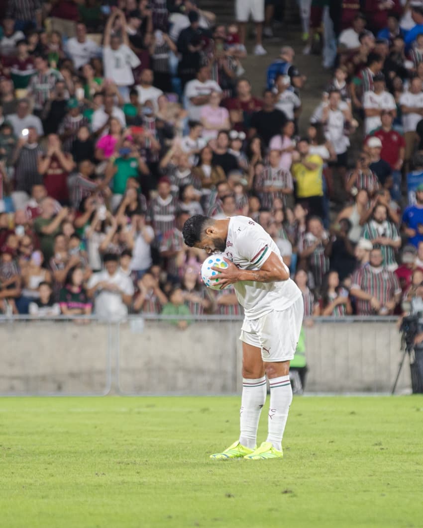 Hulk beija bola antes de bater pênalti no Fluminense