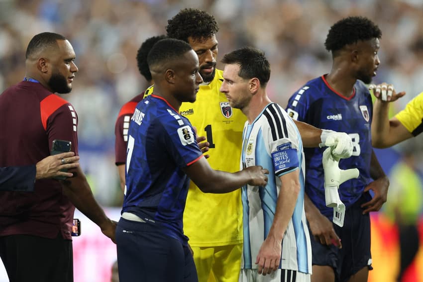 Jogadores de Cabo Verde e Argentina se cumprimentando a Copa do Mundo