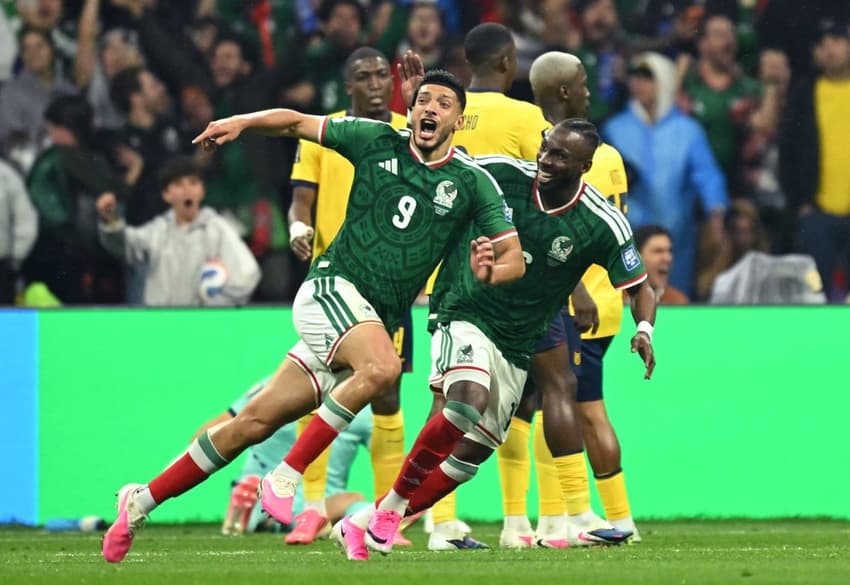 Jiménez e Quiñones correm para celebrar juntos o segundo gol na vitória sobre o Equador