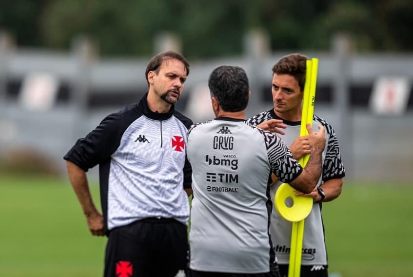 Maurício Souza ao lado de João Correia conversam durante treino do Vasco