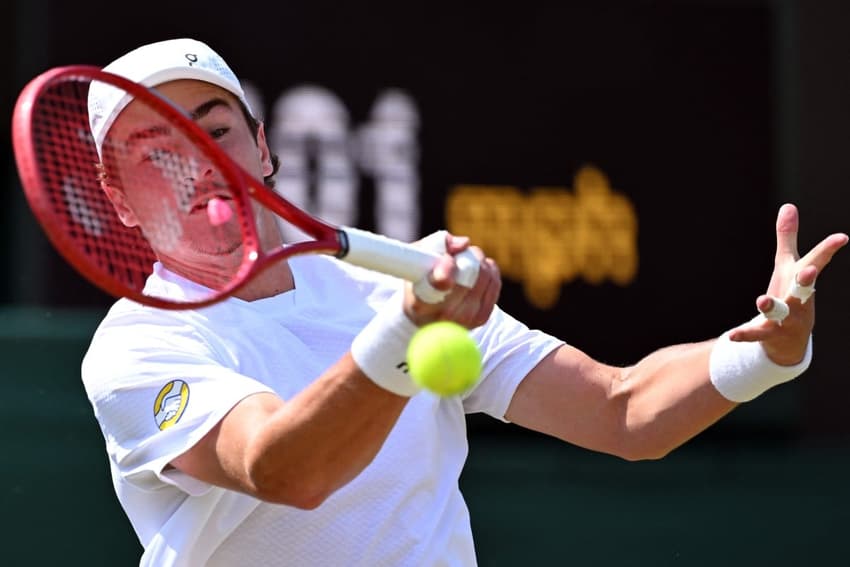 João Fonseca devolve de forehand contra o russo Safiullin em Wimbledon