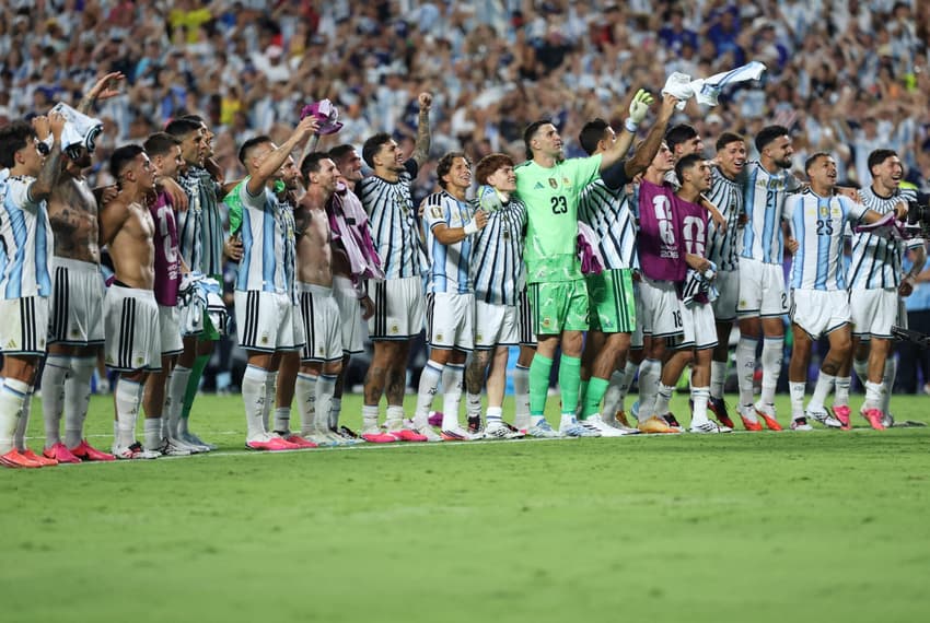 Jogadores da Argentina reunidos para comemorar classificação à semifinal da Copa do Mundo com os torcedores