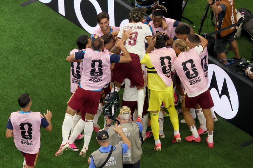 Jogadores da Espanha comemoram gol contra a França
