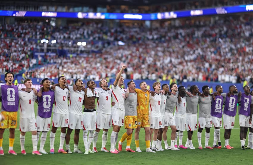 Jogadores da Inglaterra cantam Wonderwall junto com a torcida após classificação para a semifinal da Copa do Mundo