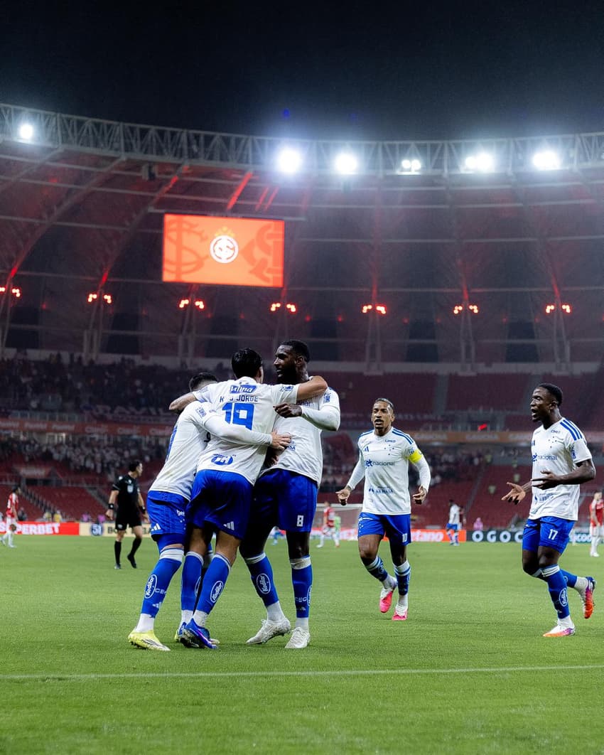 Jogadores do Cruzeiro comemoram gol no Beira-Rio