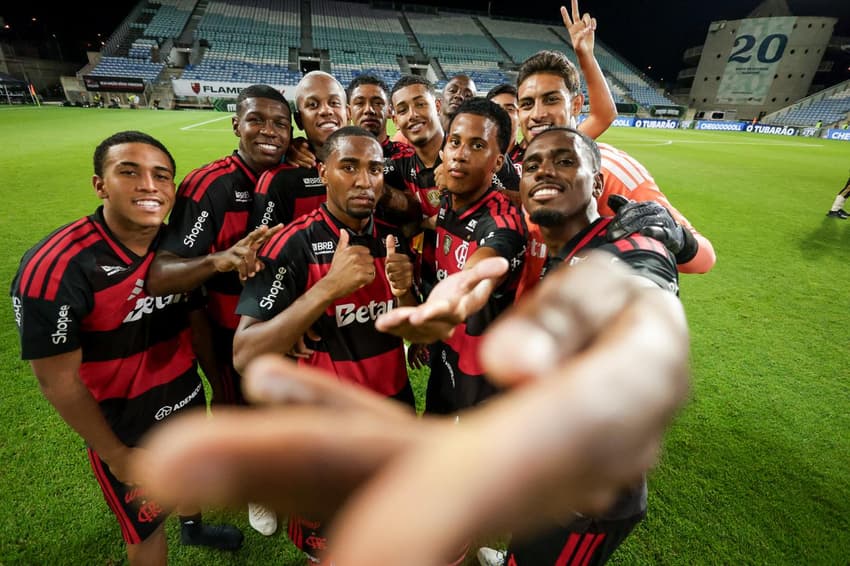 Jogadores do Flamengo posam juntos para comemorar vitória do Rubro-Negro sobre o Lausanne-Sport em amistoso disputado em Portugal