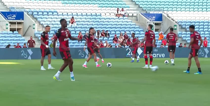Jogadores do Flamengo em trabalho de aquecimento antes de amistoso em Portugal